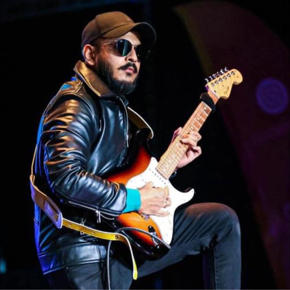 Samrat Ghosh — grundare av Foxtro Music Academy — uppträder på scen
